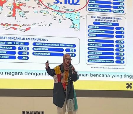 Dewi Indriyani, salah satu Buibu "Climate Leaders" mempresentasikan gerakannya dalam acara "Politics and Policy Literacy for Mothers (PPLM) Graduation 2026" di Jakarta Selatan, Sabtu (18/4/2026). 