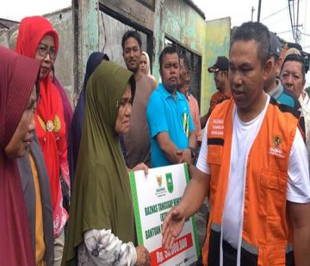 Gubernur Riau Abdul Wahid dan Baznas Provinsi Riau mengunjungi tujuh KK korban kebakaran di Jalan Pepaya Pekanbaru. (Foto: Meri Yindani)