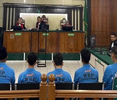 Pengadilan Tipikor Pekanbaru menjatuhkan vonis terhadap lima terdakwa dalam kasus korupsi pemberian kredit sektor pertanian, perburuan, dan kehutanan di BRK Syariah Cabang Bengkalis. 