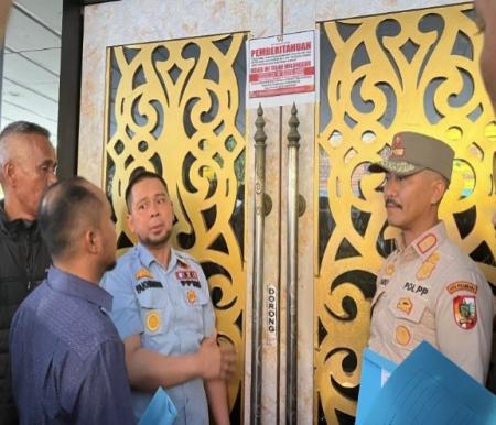 Pemko Pekanbaru resmi segel New Paragon yang diduga jadi lokasi pesta waria (foto/Tata)