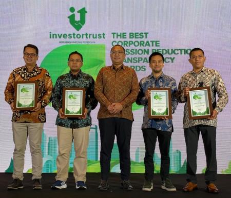 Foto bersama usai meraih pengahragaan.