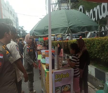 Satpol PP Pekanbaru peringatkan PKL Takjil di Jalan Tengku Umar (foto/ist)