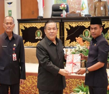 DPRD Riau secara resmi menyerahkan laporan hasil kerja Pansus terhadap LKPj Kepala Daerah Tahun Anggaran 2024 kepada Pemprov Riau, Kamis (22/5/2025).