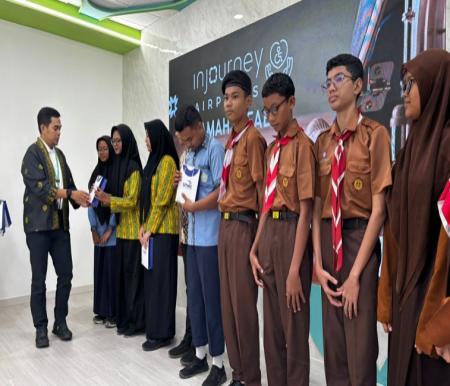 InJourney Airports ramah difabel, Bandara SSK II salurkan bantuan kacamata bantuan untuk siswa (foto/Yuni)