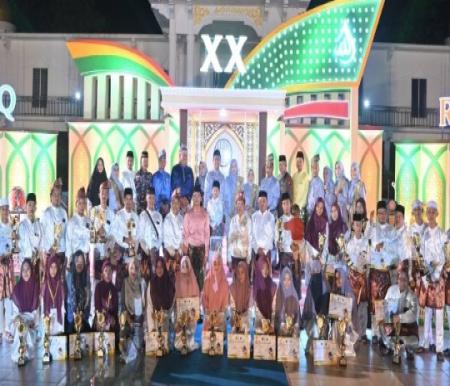 Pemenang qori dan qoriah terbaik MTQ XX Rohil terima hadiah umrah dari Pemkab (foto/afrizal)