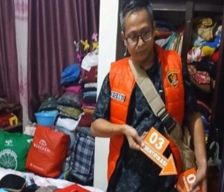 Mantan menantu terekam CCTV di kasus pembunuhan tragis seorang IRT di Rumbai, Pekanbaru (foto/detik)