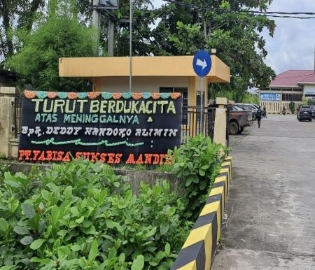 Papan bunga atas meninggalnya Dedi Handoko mulai berdatangan di Rumah Duka Yayasan Sosial Panca Bhakti Abadi di Jalan Yos Sudarso, Pekanbaru (foto/Riki)