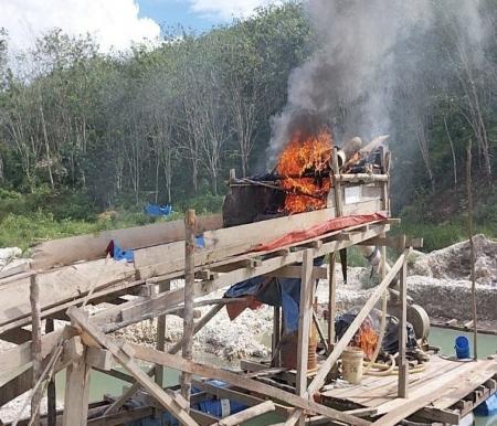 Ditinggal Kabur, Aparat Musnahkan 48 Rakit PETI di Kuansing