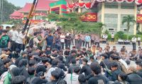 Massa HMI duduki halaman kantor DPRD Riau (foto/Mimi)