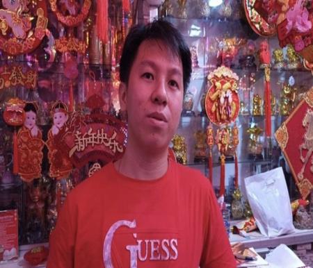 Rizki, seorang pemilik toko pernak-pernik Imlek di Pekanbaru (foto/rri)