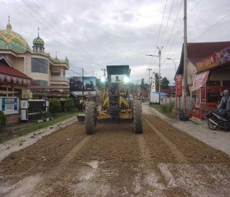 Dinas PUPR-PKPP percepat perbaikan jalan Taluk Kuantan-Cerenti. (Foto: Sri Wahyuni)