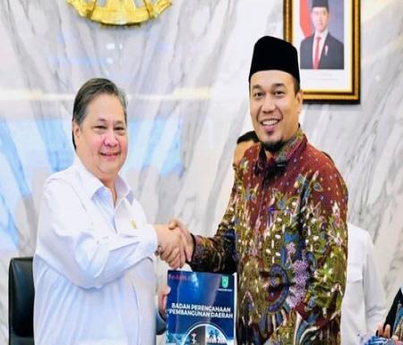 Bupati Inhu, Ade Agus Hartanto saat menemui Menko Perekonomian, Airlangga Hartarto di Jakarta. (Foto: Andri Subakti)