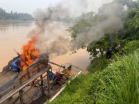 Rakit PETI bertuliskan “CEO Perintis” dibakar polisi di Sungai Kuantan (foto/int)