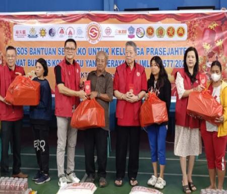 IKTS salurkan sembako untuk warga tionghoa kurang mampu di Pekanbaru dalam momen Imlek 2026.(foto: istimewa)