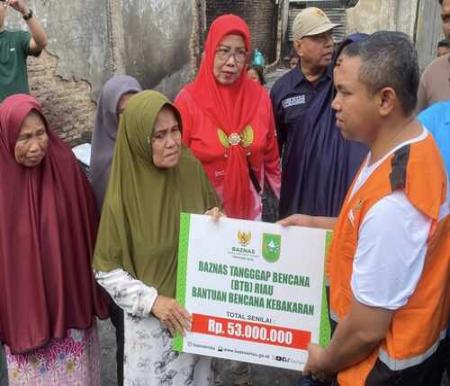 Baznas Riau menyalurkan bantuan Rp53 juta kepada tujuh korban kebakaran dan diserahkan langsung bersama Gubernur Riau Abdul Wahid. (Foto: Sri Wahyuni)
