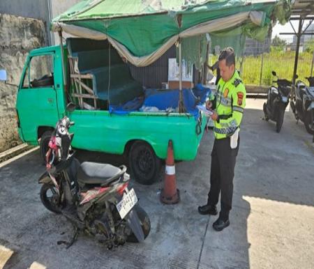 Sepeda motor alami rusak parah usai bertabrakan dengan mobil boks (Foto: Satlantas Polresta Pekanbaru)