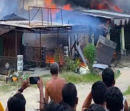 11 kios di Pasar Kuok, Kampar ludes terbakar (foto/MCR)
