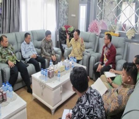 Bupati Rohil, Bistamam menginstruksikan direksi PT SPRH lakukan RUPS dan audit.(foto: afrizal/halloriau.com)