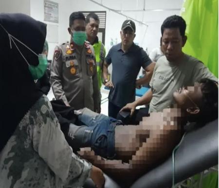 Nekat panjat tower 50 meter, pemuda di Riau diselamatkan polisi dan kekasihnya (foto/klikmx)