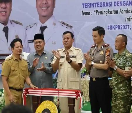 Bupati Kuantan Singingi Suhardiman Amby, didampingi Wakil Bupati Muklisin dan Sekretaris Daerah Zulkarnaen, serta diikuti unsur Forum Koordinasi Pimpinan Daerah (Forkopimda), kepala OPD, hingga camat se-Kuansing.