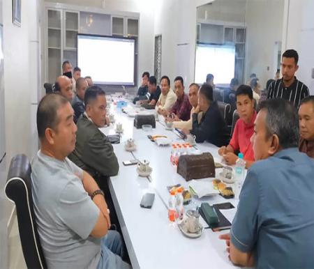 Rapat persiapan Forkompimda menyambut kedatangan Gubernur Riau bersama rombongan, Selasa (9/9/2025). (Foto: Riaupos.co)