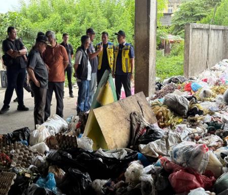 Wawako Markarius Anwar timjau sampah yang masih menumpuk di Pekanbaru (foto/dini)