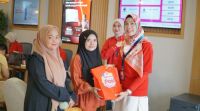 Memperingati HPN 2026, Management Telkomsel Sumbagteng menyapa dan melayani langsung pelanggan di GraPARI Pekanbaru (foto/ist)