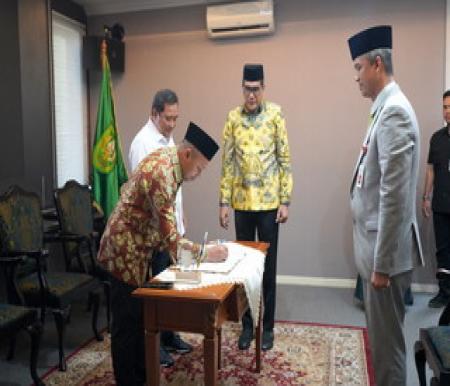 Gubri Abdul Wahid lantik M Job Kurniawan sebagai Pj Sekda Riau di Kantor Badan Penghubung Provinsi Riau, Jakarta (foto/RTC)