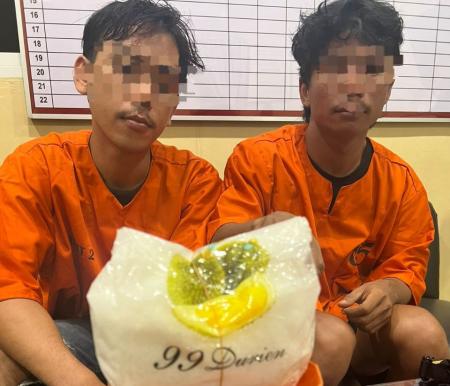 Para terangka beserta barang bukti sabu (foto/dumai)