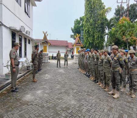 Kepala Satpol PP Riau, drg. Sri Sadono Mulyanto memberi arahan personel sebelum lakukan razia ASN (foto/ist)