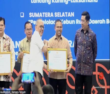 Gubernur Riau, Abdul Wahid meraih penghargaan nasional BRIN berkat inovasi energi hijau (foto/MCR)