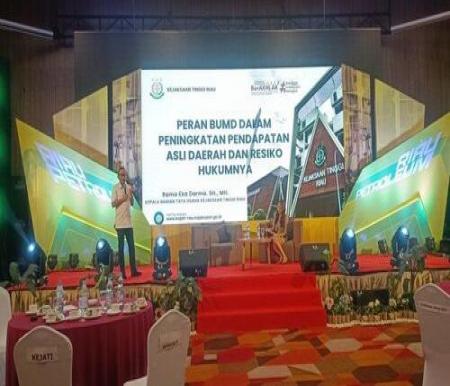 Kepala Bagian Tata Usaha Kejati Riau, Rama Eka Darma dengan moderator Vivien Anjadi Suwito dalam kegiatan FGD di Premiere Hotel Pekanbaru, Selasa (20/5/2025). (Foto: Tribun Pekanbaru)