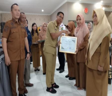 Wabup Rohil, Jhony Charles membuka Bimtek Romantik. (Foto: Afrizal)