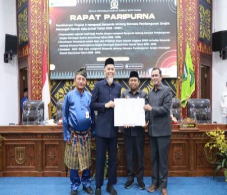Wako Paisal menyerahkan dokumen RPJMD Kota Dumai Tahun 2025–2029 ke Ketua DPRD Kota Dumai Agus Miswandi dalam rapat paripurna (foto/bambang)