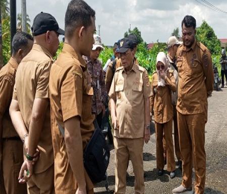 Bupati Rohil, Bistamam meninjau sejumlah titik banjir di Bangko.(foto: afrizal/halloriau.com)