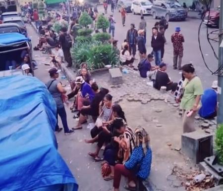 Massa dari AMMP mulai memadati Jalan Cut Nyak Dien, depan Kantor Gubernur Riau. (Foto: Sri Wahyuni)