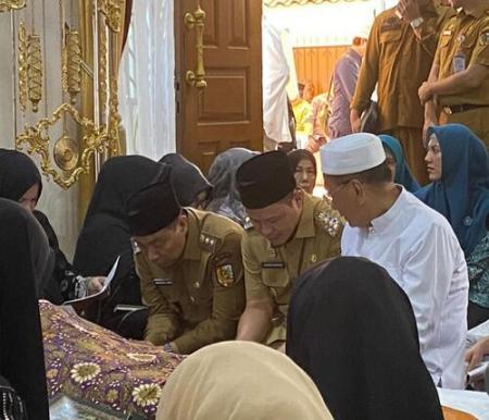 Walikota Pekanbaru, Agung Nugroho mendatangi rumah duka atas meninggalnya Hj. Basyariah Bistamam. (Foto: Sri Wahyuni)