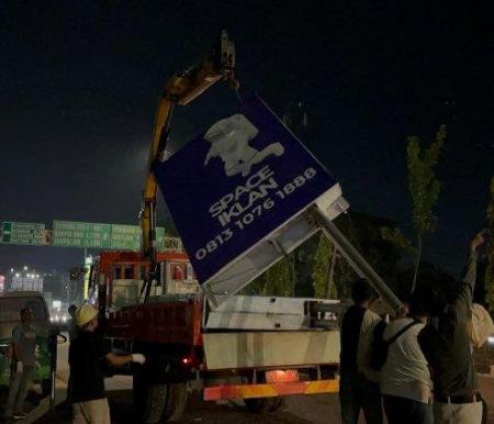 Puluhan tiang reklame ilegal diamankan petugas dan dibawa ke Kantor Bapenda Pekanbaru usai operasi penertiban yang berlangsung hingga dini hari, Jumat (30/5/2025).