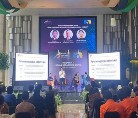 Diskusi panel Indonesia Digital Conference (IDC) 2025 yang digelar Asosiasi Media Siber Indonesia (AMSI) dalam rangkaian di The Hub, Epicentrum, Jakarta, Kamis (23/10/2025).