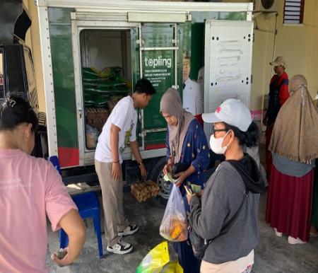 Warga Pandau mengantre di Pasar Murah Pemprov Riau.(foto: meri/halloriau.com)