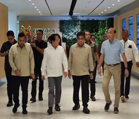 Menteri Lingkungan Hidup (LH) Republik Indonesia (RI) Hanif Faisol Nurofiq, meninjau fasilitas operasional perusahaan RAPP yang berlokasi di Pangkalan Kerinci, Kabupaten Pelalawan, Provinsi Riau. (HO-RAPP)