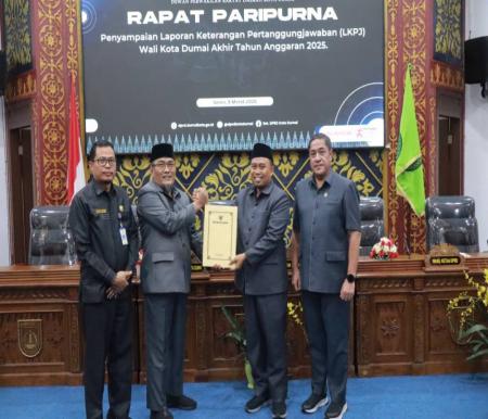 Wakil Wako Dumai, Sugiyarto, menyerahkan dokumen LKPJ Wako Dumai TA 2025 ke pimpinan sidang dalam Rapat Paripurna DPRD Dumai di Ruang Rapat Paripurna Sekretariat DPRD Dumai (foto/bambang)