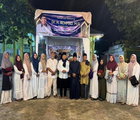 Achmad dan Pengurus Masjid Paripurna Nurul Ibadah bersama anak-anak Panti Asuhan Puteri Nurul Ibadah.