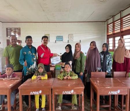 PT RAPP menyerahkan 16 set meja dan kursi belajar baru ke MDTA Nurul Huda. (Foto: Ali Imroen)