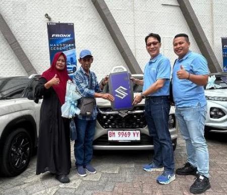 Sugito Syarif dan isteri menerima penyerahan Suzuki Fronx dari Santoni, Kawil Suzuki Riau, Sabtu (5/7/2025). Foto Ist