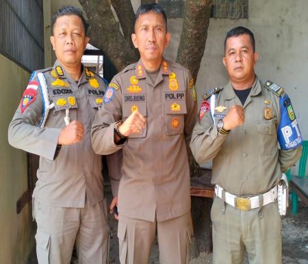 Kepala Satpol PP Provinsi Riau, drg. Sri Sadono Mulyanto (tengah) siap razia ASN yang nongkrong di jam kerja (foto/ist)