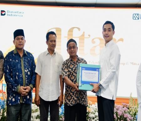 BRI Region 2 Pekanbaru berbagi kebahagiaan dengan 100 anak LKSA Al Anshor dan masyarakat Tenayan (foto/ist)