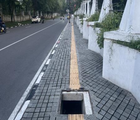 Penutup besi drainase pedestrian di sepanjang Jalan Thamrin, Kota Pekanbaru raib dicuri (foto/Yuni)