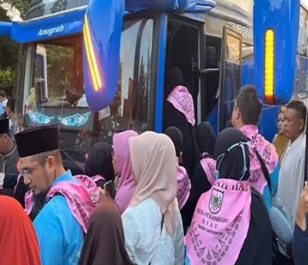 Tangis haru iringi keberangkatan jemaah haji Pekanbaru ke embarkasi Batam (foto/tribunpku)