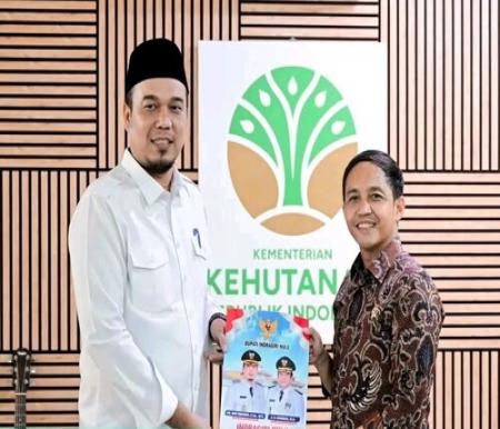 Bupati Inhu Ade Agus Hartanto saat berjumpa dengan Menhut Raja Juli Antoni. (Foto: Andri Subankti)